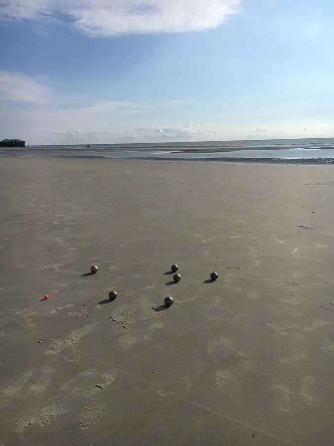 Boulekugeln im Watt auf Eiderstedt nahe St. Peter Ording