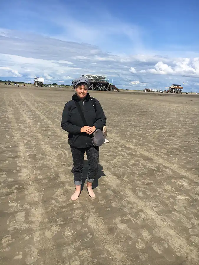 Foto zeigt Constanze, die im Watt steht, bei St. Peter Ording